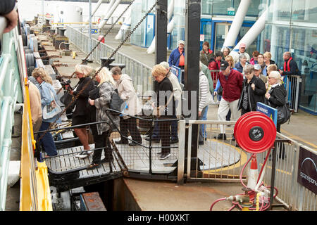 Les passagers d'mersey ferries Ferry terminal seacombe à Liverpool Merseyside UK Banque D'Images