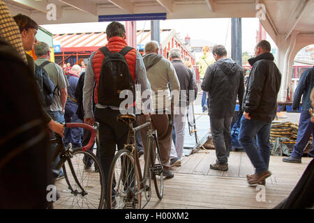 Les passagers descendent de Mersey ferries Ferry Liverpool Merseyside UK Banque D'Images