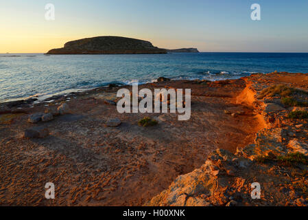 Côte rocheuse d'Ibiza au coucher du soleil avec vue sur les îles Illa des Bosc et Illa Sa Conillera, Espagne, Baléares, Ibiza, Cala Conta, Platges de Comte Banque D'Images