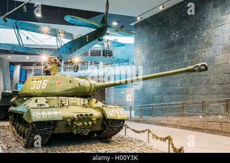 Minsk, Belarus - 20 décembre 2015 : char lourd russe soviétique EST-2 dans le musée de la Biélorusse Grande guerre patriotique Banque D'Images