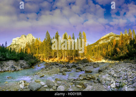 Paysages de montagne et la rivière le parc naturel Fanes à, l'Italie, le Tyrol du Sud, Dolomites, Parc National de Fanes Banque D'Images