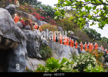 DAMBULLA, SRI LANKA - février 27, 2014 : le moine bouddhiste de statues dans le Temple d'or. C'est est le plus grand, le mieux conservé caverne-Modèle caractéristique Banque D'Images