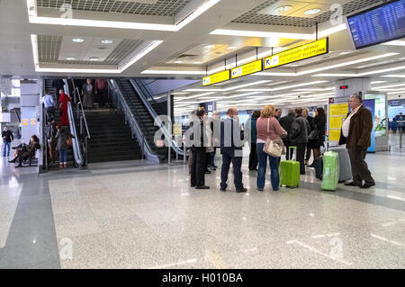 BELGRADE, SERBIE - février 18, 2014 : passagers attendent à l'aéroport de Belgrade Nikola Tesla, le plus élevé de l'UE dans l'aéroport Banque D'Images