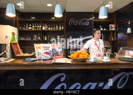 BELGRADE, SERBIE - février 18, 2014 : Waiter se tient derrière bar à l'aéroport de Belgrade Nikola Tesla, le plus élevé airp Banque D'Images