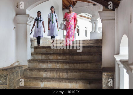 DAMBULLA, SRI LANKA - le 27 février 2014 : Les femmes se rendant sur Dambulla cave temple. C'est le plus grand, le mieux conservé caverne-Modèle caractéristique Banque D'Images