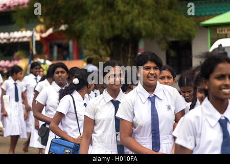 DAMBULLA, SRI LANKA - le 27 février 2014 : Groupe d'étudiants se rendant sur Dambulla cave temple. C'est le plus grand, le mieux conservé cave Banque D'Images