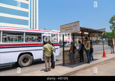 COLOMBO, SRI LANKA - le 22 février 2014 : les populations locales à l'arrêt en attente de bus. Les bus sont le principal mode de Sri Lanka pub Banque D'Images