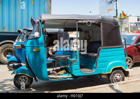 HIKKADUWA, SRI LANKA - le 22 février 2014 : Blue tuk-tuk véhicule stationné sur la rue de Hikkaduwa. Les tuk-tuks sont moyen populaire de s Banque D'Images