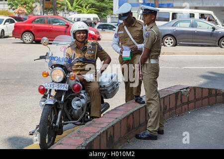 COLOMBO, SRI LANKA - le 22 février 2014 : Groupe de policiers debout sur rue. La police sri lankaise a force de main-d'une app Banque D'Images