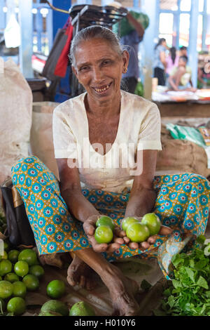 HIKKADUWA, SRI LANKA - 9 mars 2014 : marché local de vente du vendeur de la chaux. Le marché du dimanche est un moyen fantastique de voir le Hikkaduwa Banque D'Images