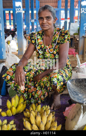 HIKKADUWA, SRI LANKA - 9 mars 2014 : les femmes locales de vente du vendeur de bananes. Le marché du dimanche est un moyen fantastique de voir Hikkaduwa Banque D'Images