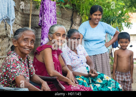 Le Weligama, SRI LANKA - 8 mars 2014 : les femmes locales et garçon des rues posant sur rue. Les populations locales au Sri Lanka est très sympa à Banque D'Images