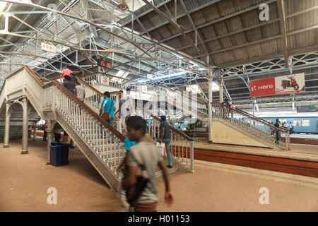 HIKKADUWA, SRI LANKA - le 22 février 2014 : Les passagers à la gare de Colombo. Prendre le train est une excellente façon d'obtenir autour de Sri Banque D'Images