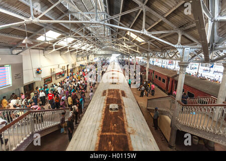 HIKKADUWA, SRI LANKA - le 22 février 2014 : la foule en attente sur la plate-forme de Colombo. Colombo est la principale plaque tournante pour tous les trains au Sri Lank Banque D'Images