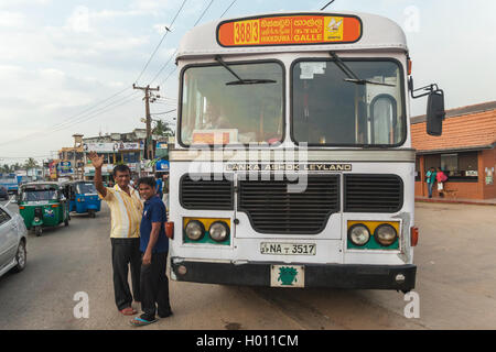 HIKKADUWA, SRI LANKA - le 22 février 2014 : pilote de bus local signe dans l'appareil photo avant de l'autobus. Les autobus sont les principes du Sri Lanka Banque D'Images