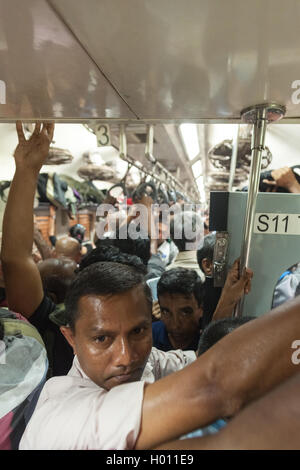 HIKKADUWA, SRI LANKA - le 22 février 2014 : les hommes dans le train. Les trains sont très bon marché et mal entretenu mais c'est la meilleure Banque D'Images