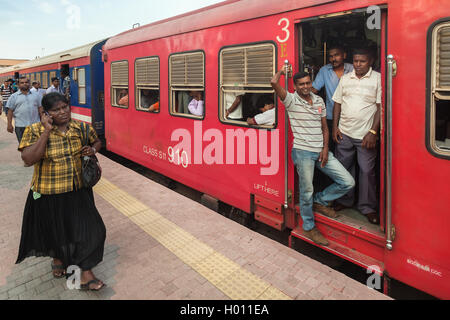 HIKKADUWA, SRI LANKA - le 22 février 2014 : les populations locales dans le train et sur la station. Les trains sont très bon marché et mal entretenu Banque D'Images