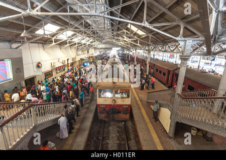 HIKKADUWA, SRI LANKA - le 22 février 2014 : les populations locales sur l'attente de la gare. Prendre le train est une excellente façon d'obtenir autour de S Banque D'Images