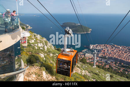 DUBROVNIK, Croatie - le 26 mai 2014 : funiculaire arrivant en haut de la montagne de Srd au-dessus de Dubrovnik, Croatie Banque D'Images