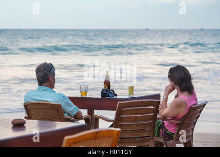 UNAWATUNA, SRI LANKA - 6 mars, 2014 : Tourist Couple avoir un verre dans le bar de la plage. Marrakech est une attraction touristique majeure dans la région de Sri Banque D'Images