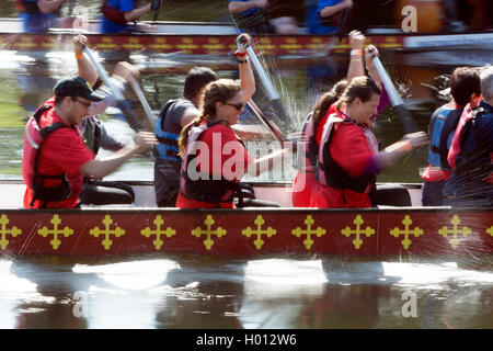 La course de bateaux-dragons, Flou d'action Banque D'Images