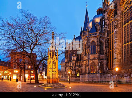 Vinzenzbrunnen, Saint Vincent Fontaine à l'Muensterplatz et cathédrale d'Aix-la dans la soirée, l'Allemagne, en Rhénanie du Nord-Westphalie, Aix-la-Chapelle Banque D'Images