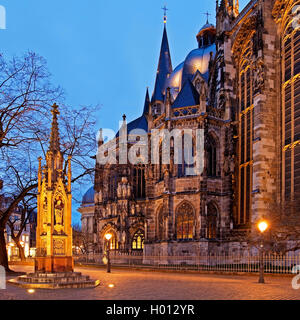 Vinzenzbrunnen, Saint Vincent Fontaine à l'Muensterplatz et cathédrale d'Aix-la dans la soirée, l'Allemagne, en Rhénanie du Nord-Westphalie, Aix-la-Chapelle Banque D'Images