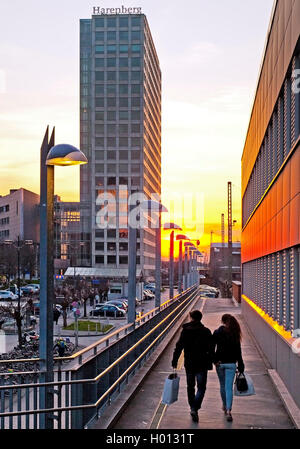 Jeune couple à la gare centrale à pied à l'Harenberg City Centre, l'Allemagne, en Rhénanie du Nord-Westphalie, Ruhr, Dortmund Banque D'Images