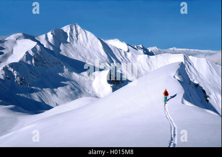 Le ski de randonnée en montagne enneigée paysages, Mont Jovet en arrière-plan, France, Savoie, Canaries, La Plagne Banque D'Images