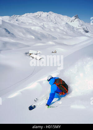 Freerider en montagne enneigée paysages, refuge de col de palet en arrière-plan, France, Savoie, Parc National de la Vanoise, Tignes Banque D'Images