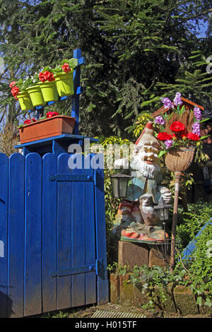 Jardin avec nain de jardin dans le style des anciens jours, trashy, Allemagne Banque D'Images