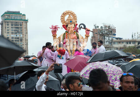 L'image de Ganpati Visarjan à Girgaum chowpatty, Mumbai, Maharashtra, Inde Banque D'Images