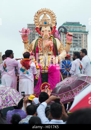 L'image de Ganpati Visarjan à Girgaum chowpatty, Mumbai, Maharashtra, Inde Banque D'Images