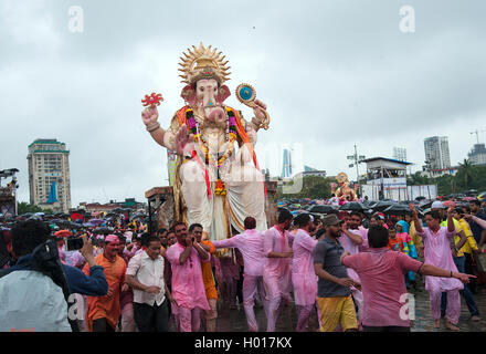 L'image de Ganpati Visarjan à Girgaum chowpatty, Mumbai, Maharashtra, Inde Banque D'Images