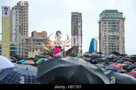 L'image de Ganpati Visarjan à Girgaum chowpatty, Mumbai, Maharashtra, Inde Banque D'Images