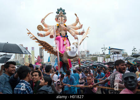 L'image de Ganpati Visarjan à Girgaum chowpatty, Mumbai, Maharashtra, Inde Banque D'Images