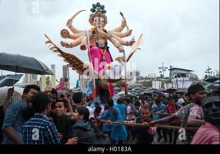 L'image de jeunes prenant en Selfies Ganpati Visarjan à Girgaum chowpatty, Mumbai, Maharashtra, Inde Banque D'Images