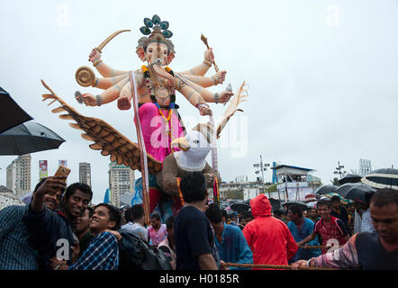 L'image de jeunes prenant en Selfies Ganpati Visarjan à Girgaum chowpatty, Mumbai, Maharashtra, Inde Banque D'Images