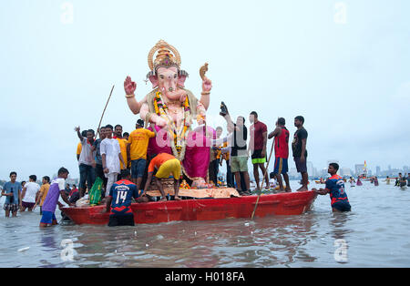 L'image de Ganpati Visarjan à Girgaum chowpatty, Mumbai, Maharashtra, Inde Banque D'Images