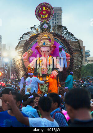 L'image de Ganpati Visarjan à Girgaum chowpatty, Mumbai, Maharashtra, Inde Banque D'Images