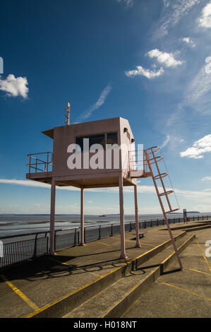 L'édifice rose yachtmaster cabane sur la digue de barrage de la baie de Cardiff a été initialement conçu pour les clubs locaux. Banque D'Images