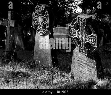 Les pierres tombales dans un cimetière anglais Banque D'Images