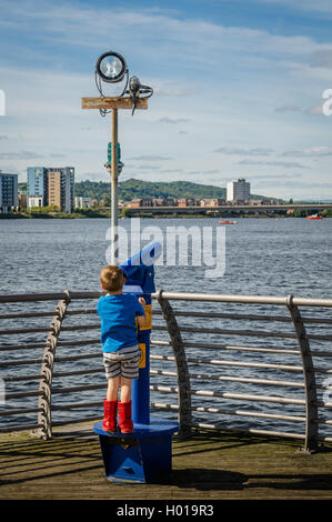 Une image prise vers le bas de la baie de Cardiff à mon fils par le télescope Banque D'Images