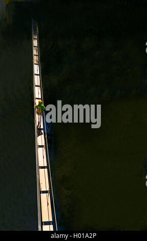 Climber sur simple suspension bridge, Via Ferrata du Grand Vallon ValfrÚjus, France, Savoie Banque D'Images