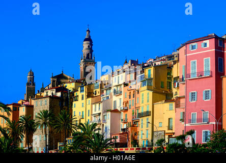 La vieille ville avec des maisons aux couleurs pastel et de la basilique Saint Michel, France, Alpes Maritimes, côtes D. Azur, Menton Banque D'Images