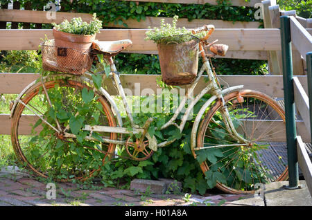 Shabby chic, planté en vélo Vintage-Look, ALLEMAGNE, Basse-Saxe, Greetsiel Banque D'Images