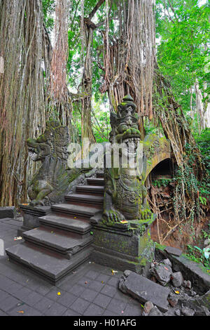 Escaliers et des statues dans la forêt des singes d'Ubud, INDONÉSIE, Bali, Ubud Banque D'Images