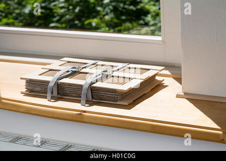 Appuyez sur herbier couché au soleil sur un rebord de fenêtre sur le réchauffeur, Allemagne Banque D'Images