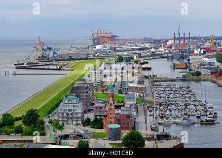 Nouveau port de Bremerhafen avec terminal à conteneurs et phare en arrière-plan, l'Allemagne, Bremen Banque D'Images