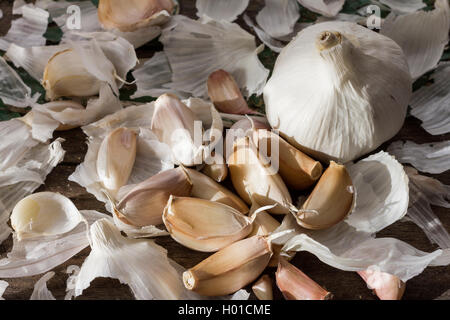 Gousses d'ail biologique blanc et l'ampoule sur un fond de bois comme un parc naturel pour la vie toujours en bonne santé et l'alimentation et de la cuisine végétarienne Banque D'Images